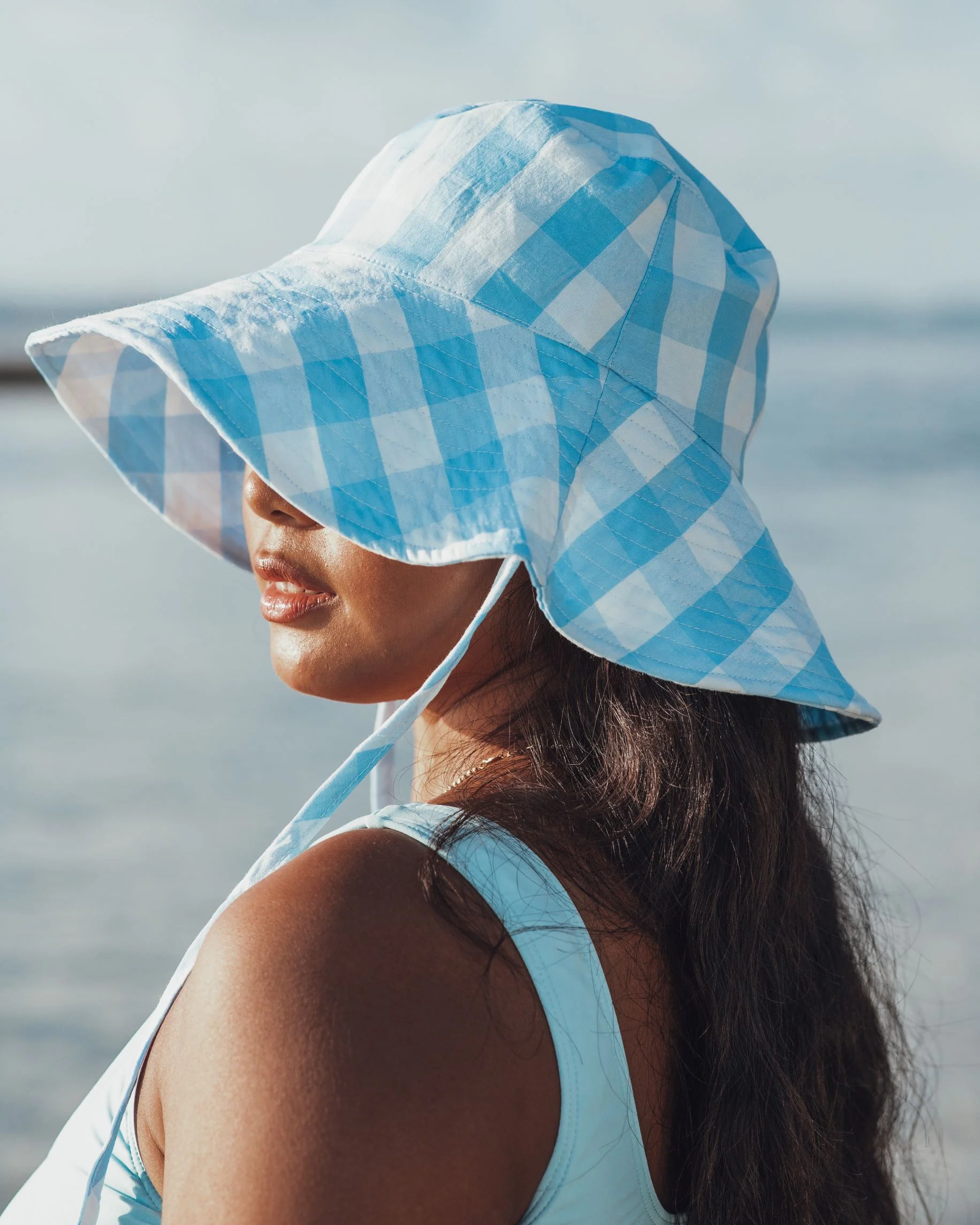 CHAPEAU À LARGE REBORD BLEU – Image 3